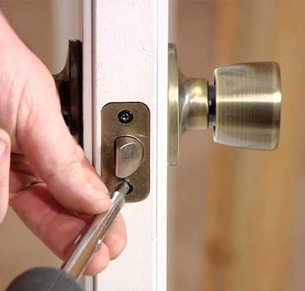 Как подтянуть дверную ручку межкомнатной двери?